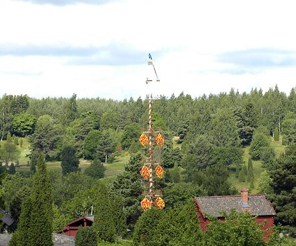 _DSC0027 Midsummer maypole in the countryside