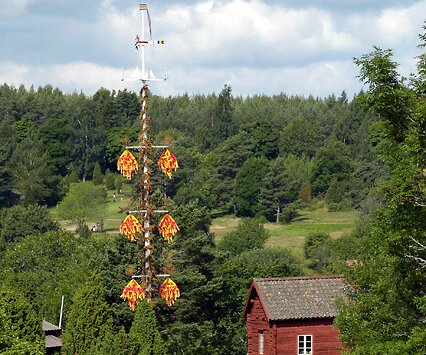 _DSC0046 Maypole and a cottage in the countryside