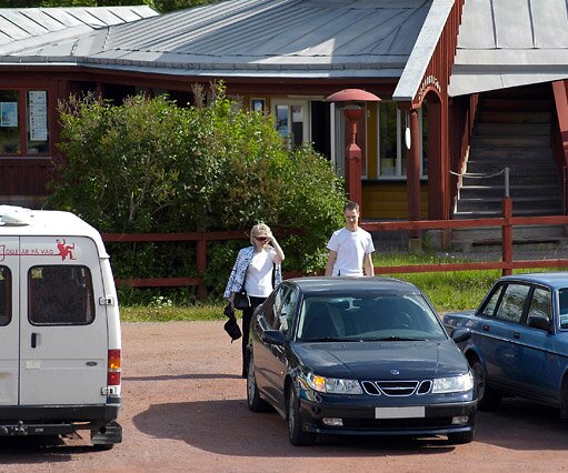 _DSC0048 Mum and Arto behind the car