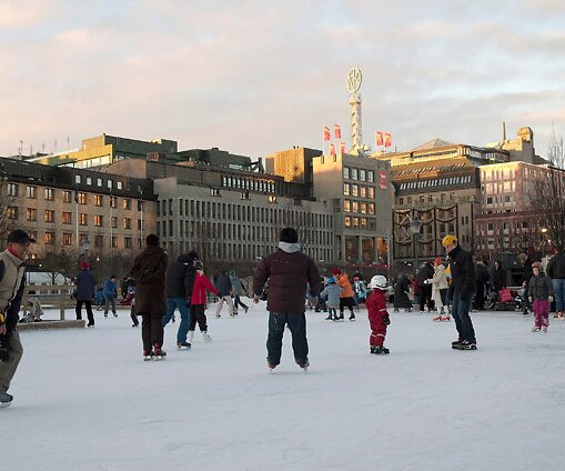 _DSC0002 Ice skating in Kungsträdgården