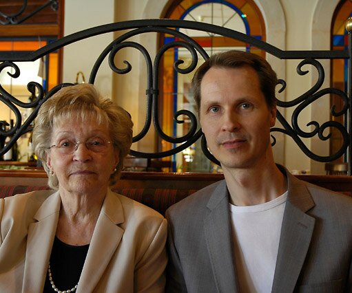 _DSC0015 Arto and Mum at the Hilton in Nicosia having lunch