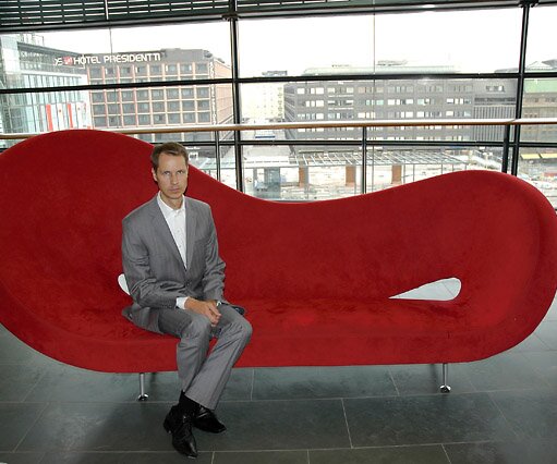 _DSC0053 Arto in sofa, Scandic Simonkenttä