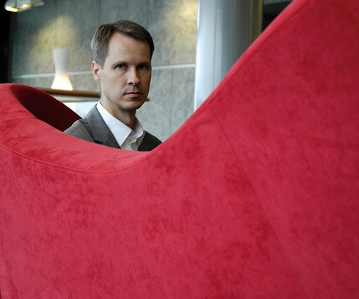 _DSC0063 Arto in sofa, Scandic Simonkenttä