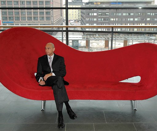 _DSC0076 Markos in sofa, Scandic Simonkenttä