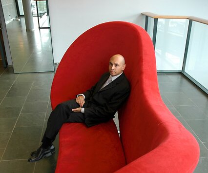 _DSC0079 Markos in sofa, Scandic Simonkenttä