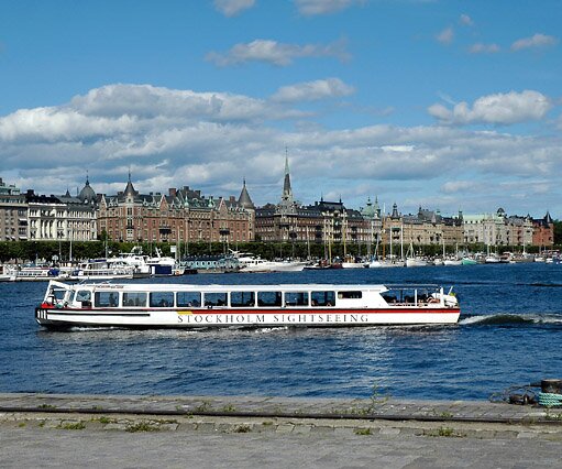 _DSC0049 Sightseeing boat in front of Strandvägen