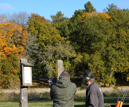 _DSC0030 Ulf skeet shooting at a clay 