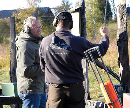 _DSC0040 Ulf getting instructions for skeet shooting