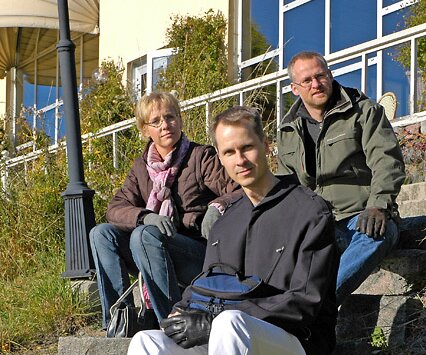 _DSC0047 Mimmi, Arto and Ulf enjoying the afternoon sun outside the spa facilities at Södertuna castle