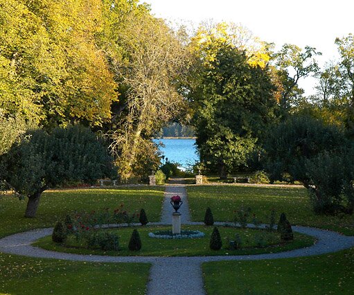 _DSC0066 Garden at Södertuna Castle. Lake Frösjön in the background.