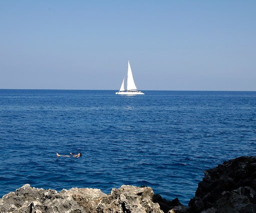 _DSC0236 Boat outside Cavo Greco