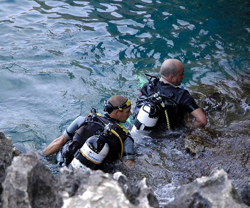 _DSC0240 Scuba divers coming out of the water