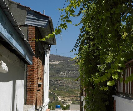 _DSC0077 Narrow street in Omodos