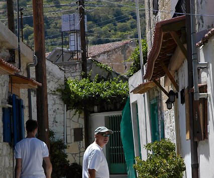 _DSC0091 Arto and Nicos walking in Omodos