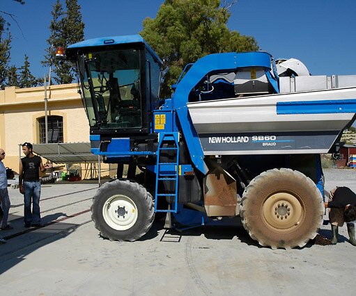 _DSC0114 Some kind of grape harvesting machine, at the Malia winery