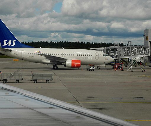 _DSC0004 Waiting for departure at Arlanda airport, looking at another B737.