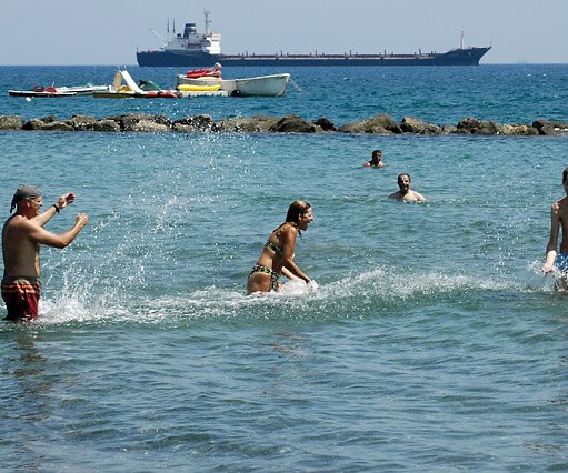 _DSC0120 Nicos, Mina and Arto playing in the water