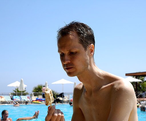 _DSC0156 Arto eating ice cream by the pool