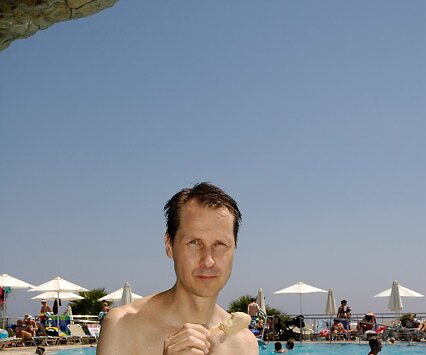 _DSC0160 Arto eating ice cream by the pool