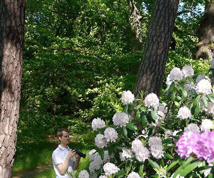 _DSC0086 Arto taking photos in the Bergianska garden.