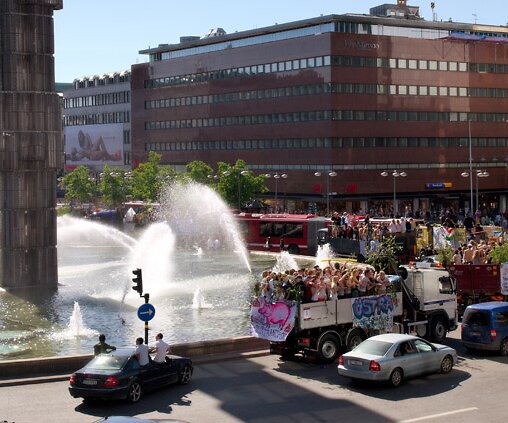 _DSC0012 Students celebrating final examination at Sergels torg.