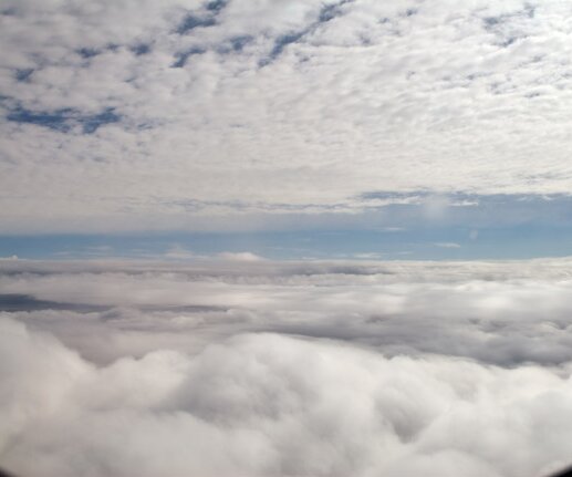 _DSC0008 Climbing, between the clouds.