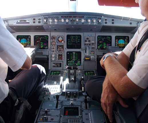 _DSC0027 The beautiful cockpit of the A330-300.
