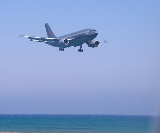 _DSC0017 Waiting for this approaching aircraft to land before take off.