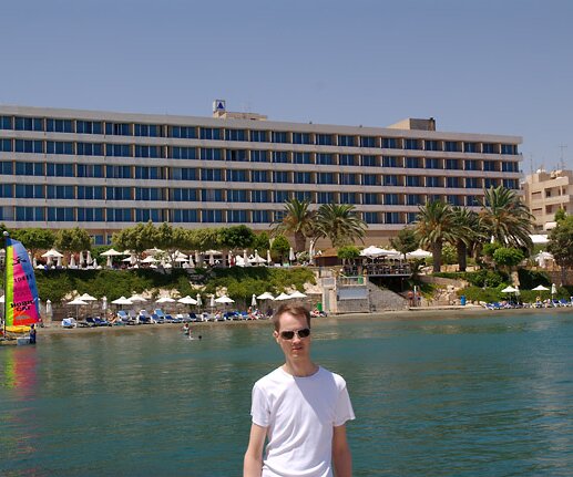 _DSC0022 Arto in front of the hotel.