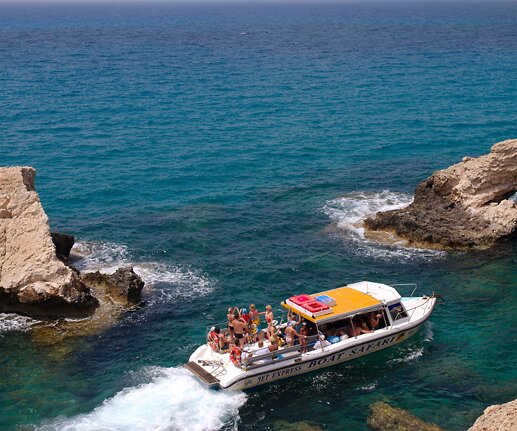 _DSC0020 Boat touring the sea caves.