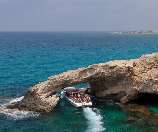 _DSC0023 Boat touring the sea caves.