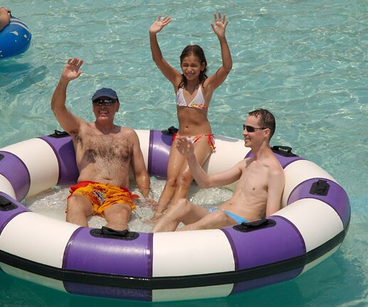 _DSC0112 Nicos, Ingrid and Arto in the lazy river.