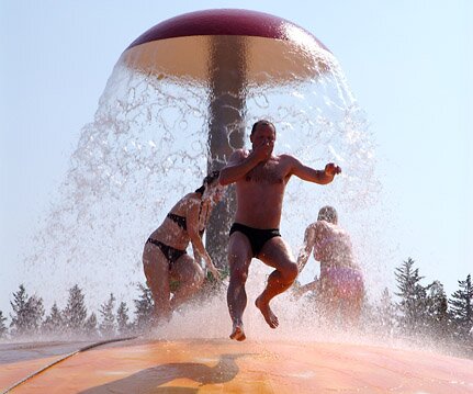 _DSC0166 Somebody jumping off the orange.