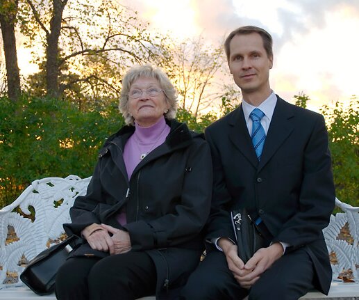 _DSC0025 Mum and Arto, resting in the yard of Häringe Castle.