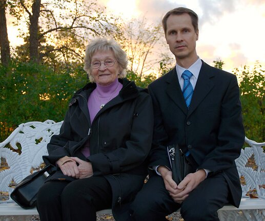 _DSC0026 Mum and Arto, resting in the yard of Häringe Castle.