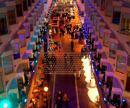 _DSC0013 The promenade on Silja Symphony.