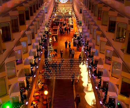 _DSC0014 The promenade on Silja Symphony.