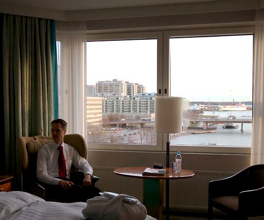 _DSC0020 Arto in the hotel room in Helsinki.