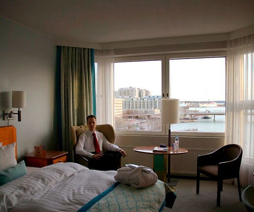 _DSC0023 Arto in the hotel room in Helsinki.