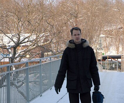 _DSC0005 Arto walking over a bridge between Långholmen and Söder Mälarstrand.
