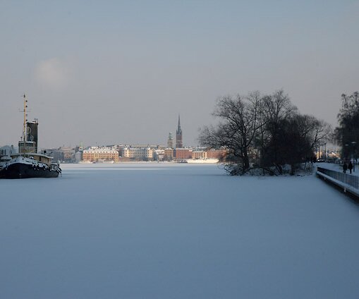_DSC0009 Standing between Långholmen (left) and Söder Mälarstrand (right) with a frozen lake in between, looking towards Stockholm city.