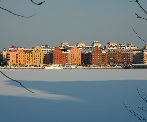 _DSC0014 Norr Mälarstrand with its attractive apartments by the lake shore.