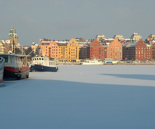 _DSC0024 Standing on Söder Mälarstrand with Norr Mälarstrand in front and Långholmen to the left.
