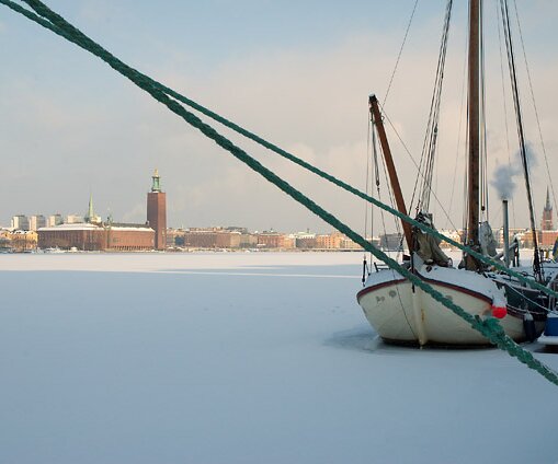 _DSC0033 Boats in the frozen lake by Söder Mälarstrand. The City Hall in the background.