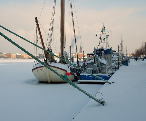 _DSC0034 Boats in the frozen lake by Söder Mälarstrand.