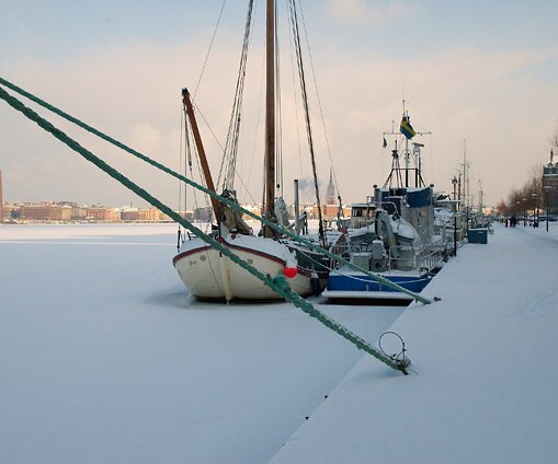 _DSC0035 Boats in the frozen lake by Söder Mälarstrand.