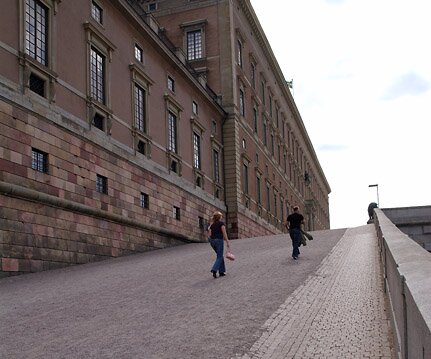 _DSC0029 Visitors walking up to the Royal Palace.