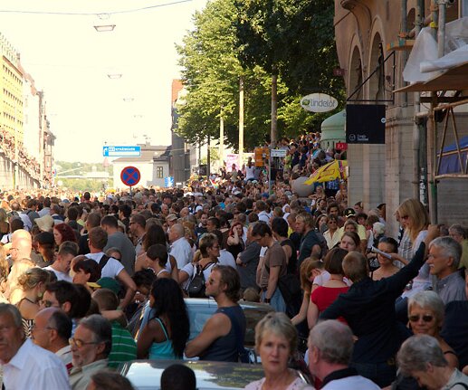 _DSC0008 Many gathered to watch the parade, approx. 350 000.