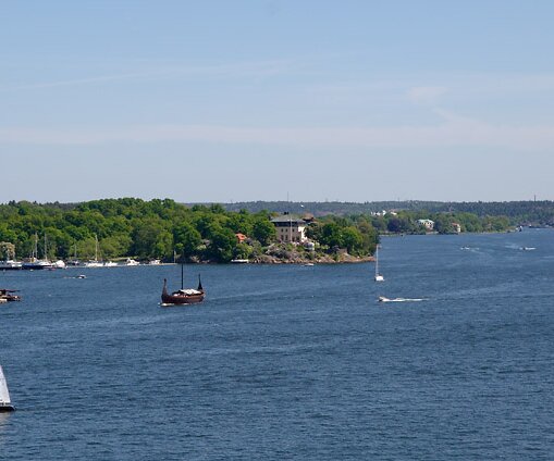 _DSC0006 View, a viking boat is approaching.