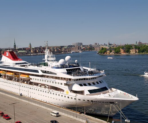 _DSC0043 Cruise ship in front of Stadsgården.